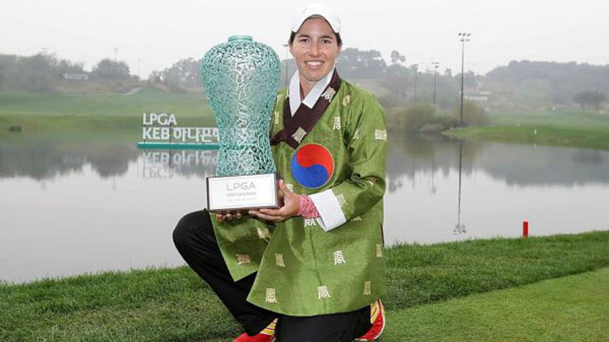 Carlota Ciganda con el trofeo ganado en Corea del Sur. Foto Lpga tour