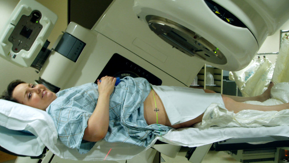 Una paciente se somete a un tratamiento de radioterapia. ARCHIVO
