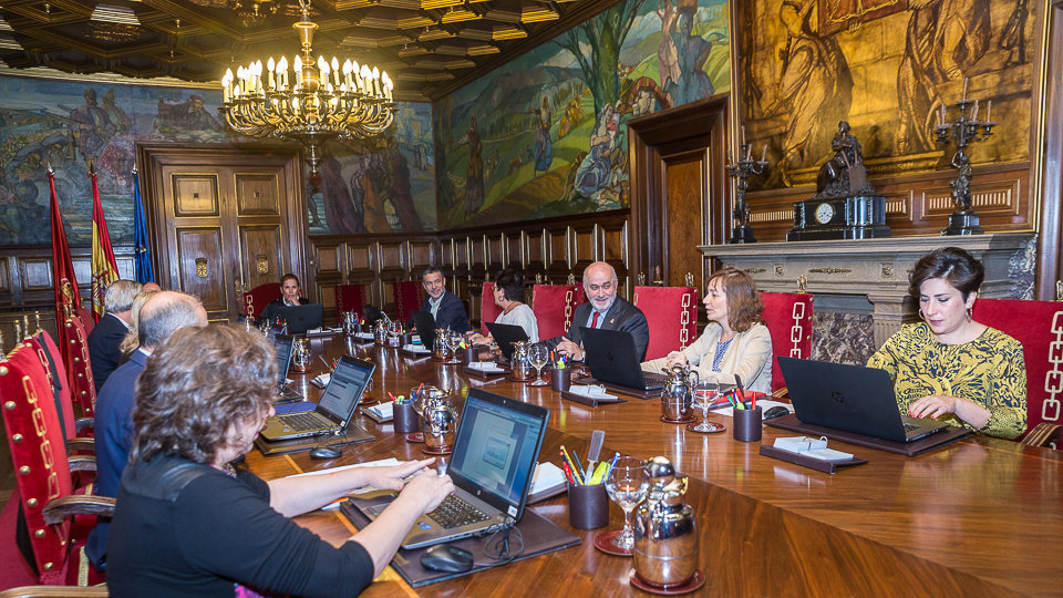 Miembros del Ejecutivo foral en la sesión de Gobierno en el Palacio de Navarra. IÑIGO ALZUGARAY