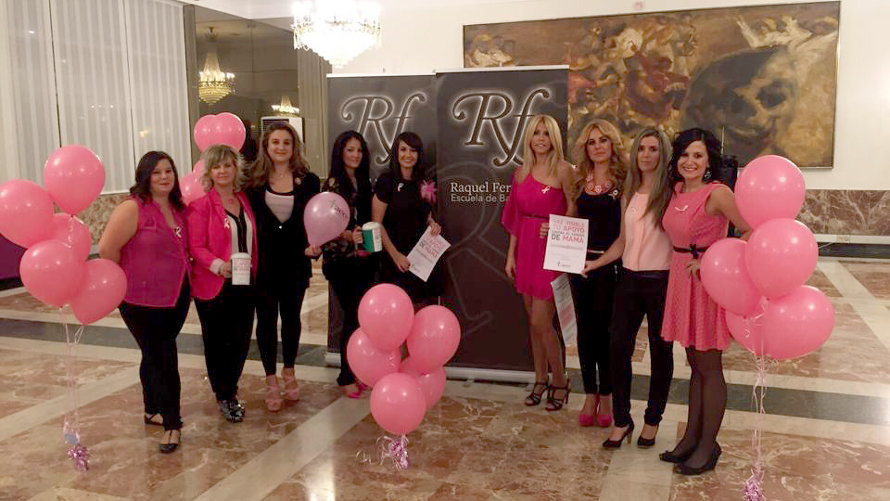 Las bailarinas de la academia Raquel Fernández celebran una cena solidaria por la lucha contra el cancer de mama.