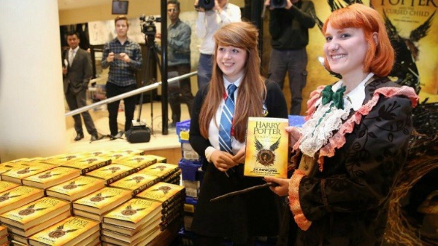 Dos fans de la saga Harry Potter, comprando la octava entrega. EFE