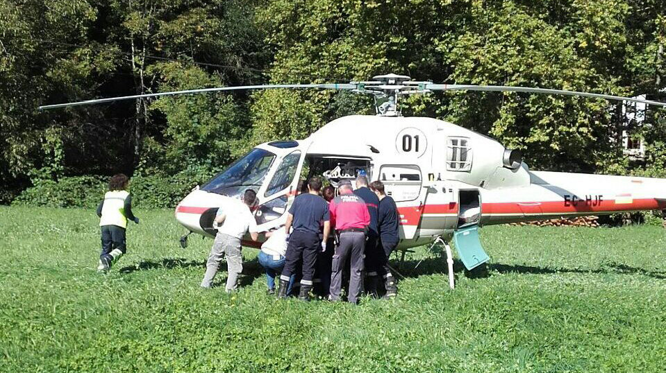 Traslado en helicóptero de un herido grave en un accidente laboral en Lesaka PF