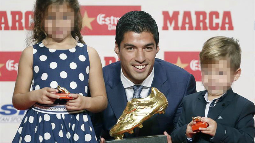 Luis Suárez junto a sus hijos con la Bota de Oro. Efe.