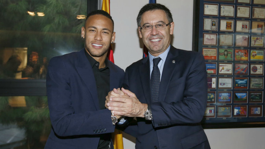 Neymar y Bartomeu se dan la mano tras la renovación del brasileño. Foto web FC Barcelona.