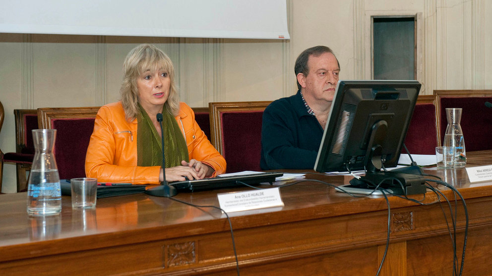La consejera Ana Ollo y Mikel Arregi, de Euskarabidea, en la presentación del Plan estratégico del euskera. CEDIDA