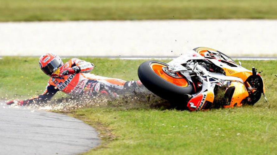 Marc Márquez se cae de su moto en el GP de Australia. Efe.