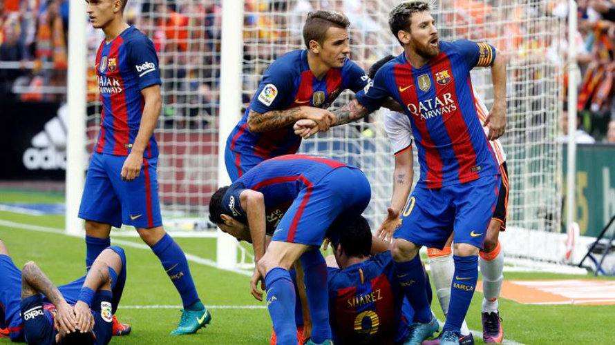 Neymar, en el suelo, se duele del objeto lanzado en Mestalla. Efe.