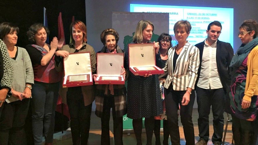 El Parlamento recibe de manos de AFAMMER el premio Mujer Rural de Navarra por la implantación del primer Plan de Igualdad.