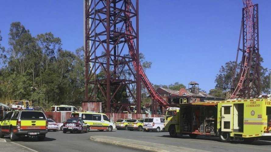 Varios vehículos de emergencia en el parque de atracciones donde han muerto cuatro personas. EFE