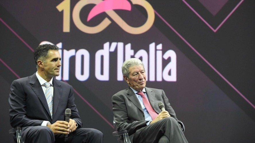 Los ex ciclistas, el español Miguel Indurain (i), y el italiano Felice Gimondi (d), durante la presentación del Giro de Italia en Milán. CLAUDIO PERI. EFE