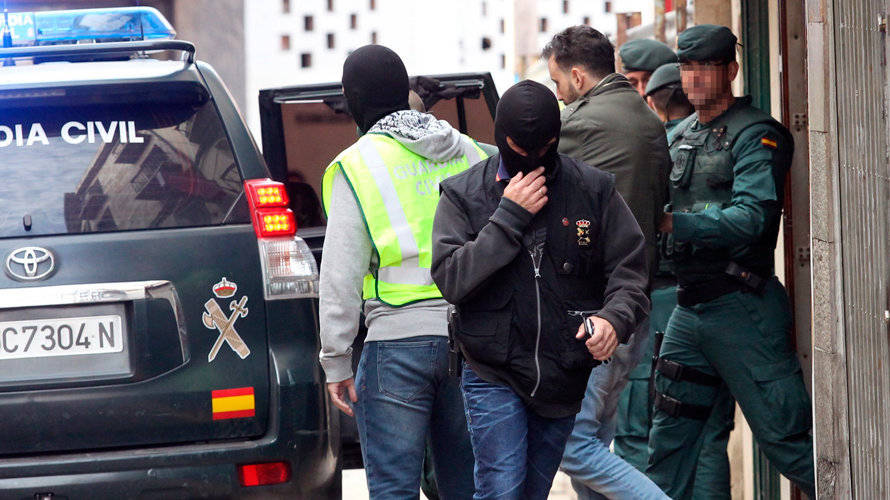 Agentes de la Guardia Civil trasladan al marroquí detenido en Calahorra (La Rioja), por supuestos delitos de enaltecimiento y difusión de propaganda del Daesh. EFE.