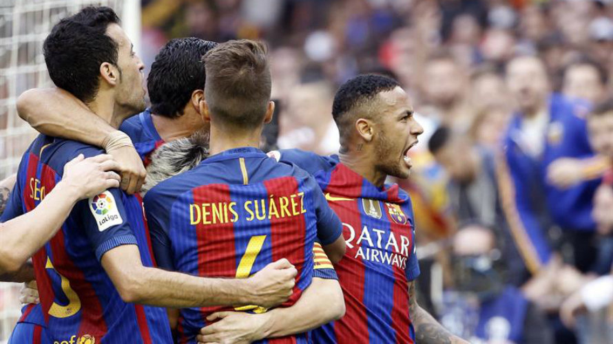 Los jugadores del Barcelona celebran el tercer gol ante el Valencia. Efe.