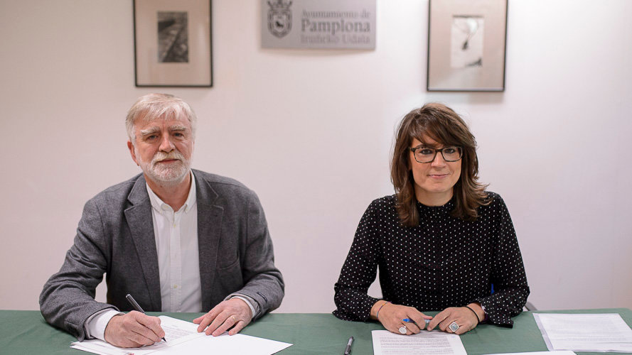 José Javier Sobrino, presidente de Basket Navarra y Maider Beloki, concejala de cultura del Ayuntamiento de Pamplona firman un convenio de 100.000 euros. PABLO LAS