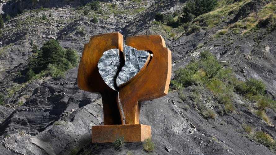 La escultura de Carlos Ciriza para la catástrofe aérea de Germanwings.