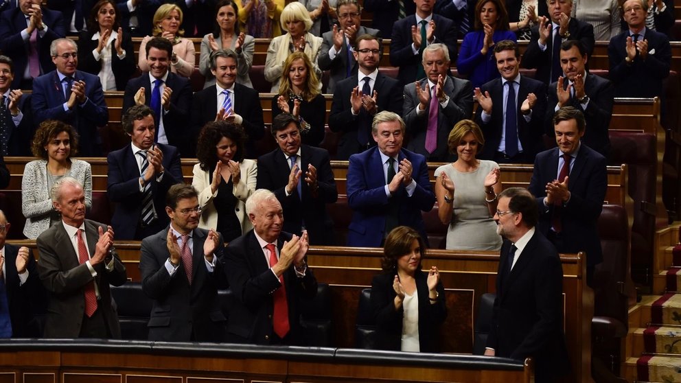 Mariano Rajoy aplaudido por los diputados del PP. DANIEL POZO.