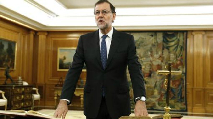 Rajoy jura ante el Rey el cargo de presidente del Gobierno. EFE