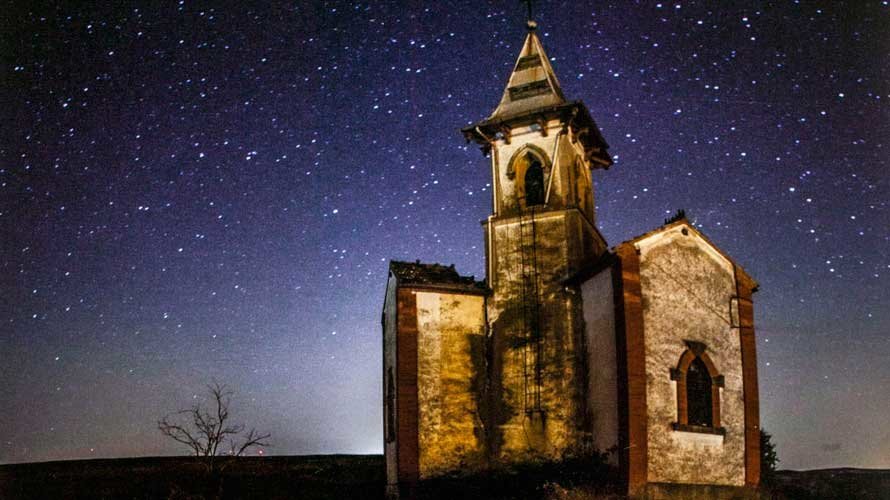 La imagen de la aldea despoblada de Vergalijo, en Miranda de Arga, obra de Amadeo Urdiáin Navas, ganadora del Concurso de Fotografía Nocturna del Ayto de Pamplona