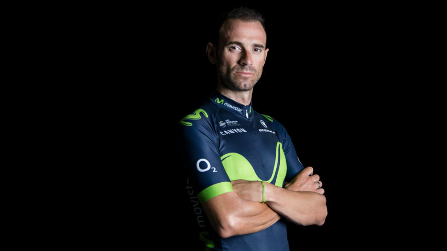 Alejandro Valverde con los nuevos maillots. Foto Movistar Team.