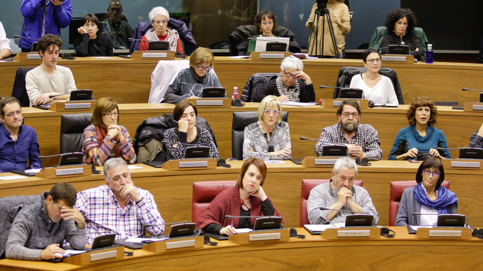 Algunos asistentes al pleno social celebrado en el Parlamento Hitzorduak Construyendo la convivencia en Navarra CEDIDA