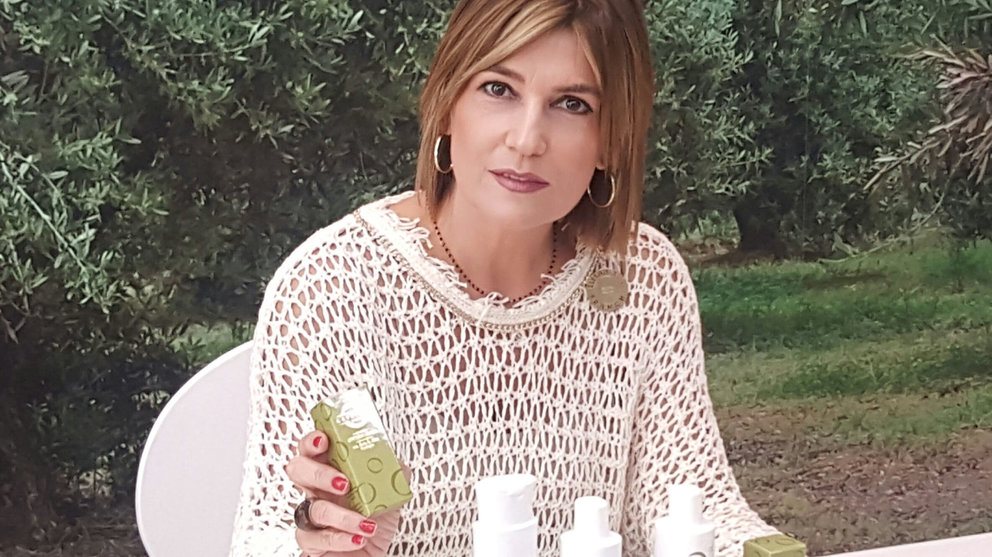La gerente de Aceites Sandía, Laura Sandúa, presenta la nueva línea de cosméticos lanzada por la compañía navarra. CEDIDA