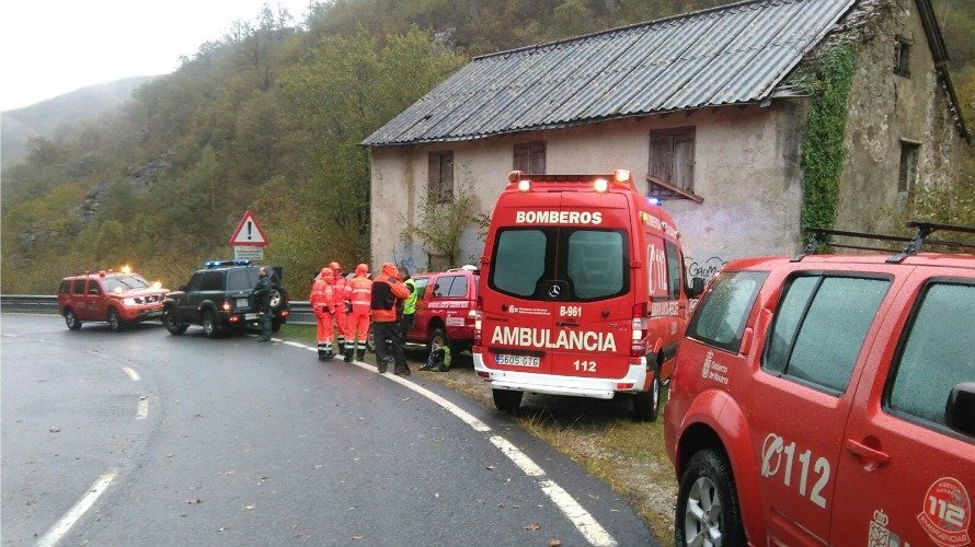 Miembros del equipo de rescate junto a la ambulancia en la que estaba siendo atendida la peregrina en Roncesvalles.