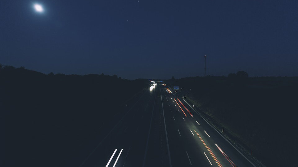 Imagen de archivo de una autopista con varios coches circulando de noche. ARCHIVO