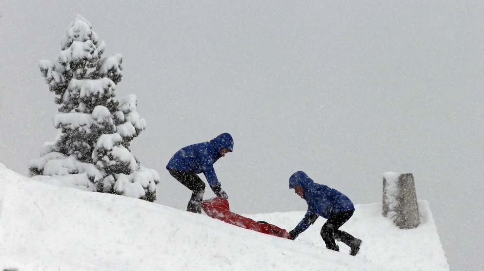 Un grupo de personas disfrutan en Belagua de la nieve caída esta madrugada que ha cubierto las montañas del pirineo navarro en la primera nevada de la temporada. EFE/Jesús Diges