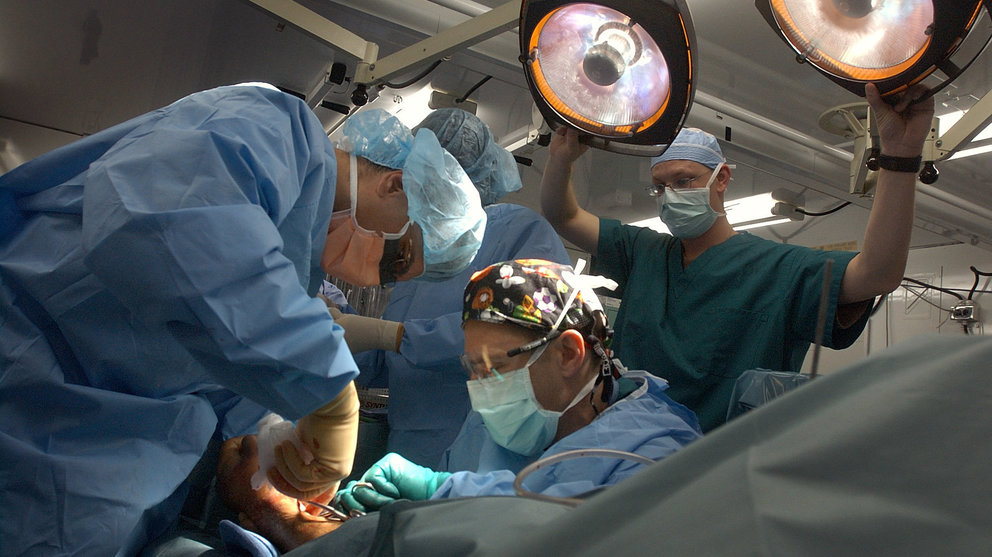 Imagen de una operación realizada por varios facultativos médicos en un quirófano. ARCHIVO