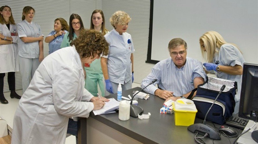 Domínguez se vacuna en Estella contra la gripe. EUROPA PRESS