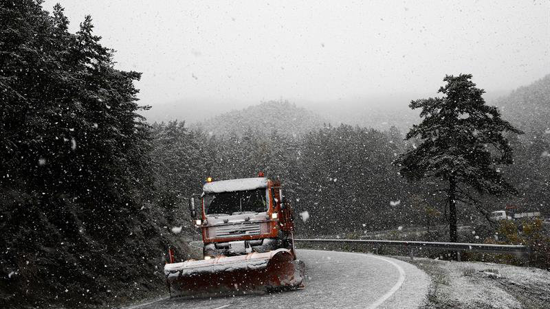 Un camión quitanieves despeja la carretera de la N-135 en el puerto de Erro (Navarra) en medio de una jornada con tiempo marcado por las nevadas. EFE/Jesús Diges