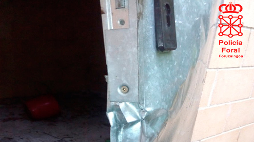 La puerta de acceso a una empresa en Elcano y que ha sido forzada por los dos detenidos en su interior. Policía Foral.