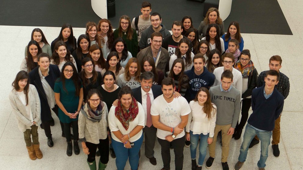 Javier Urra en la Universidad de Navarra, junto a los alumnos de la Facultad de Educación y Psicología. UN