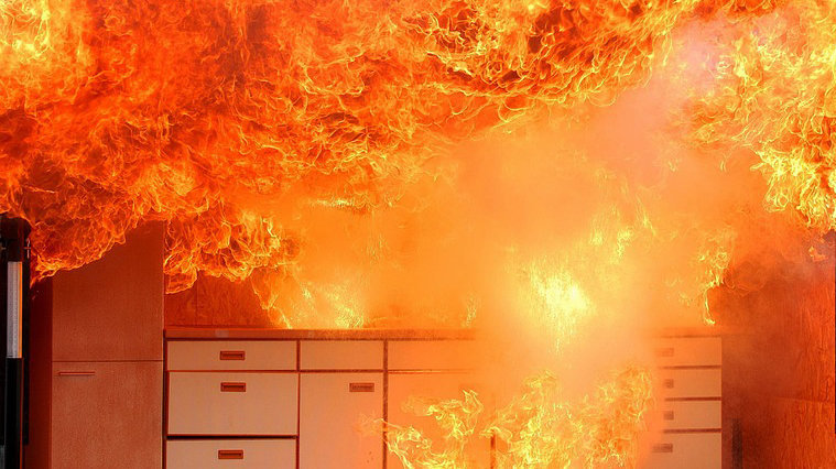 Llamaradas de fuego en una cocina, imagen de archivo