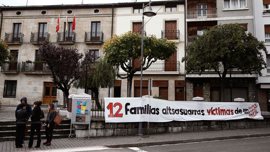 Pancarta colocada en Alsasua tras las detenciones que se han producido por la agresión a dos agentes de la Guardia Civil y sus parejas.EFE (2)