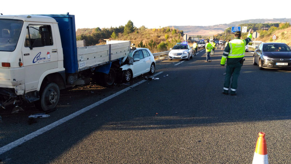 La Guardia Civil dirige el tráfico después del accidente ocurrido este jueves por la mañana en la autovía de Estella (AP-12) (1)
