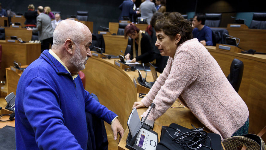 El consejero de educación Mendoza habla con Fátima Andreo, del Podemos. PABLO LASAOSA