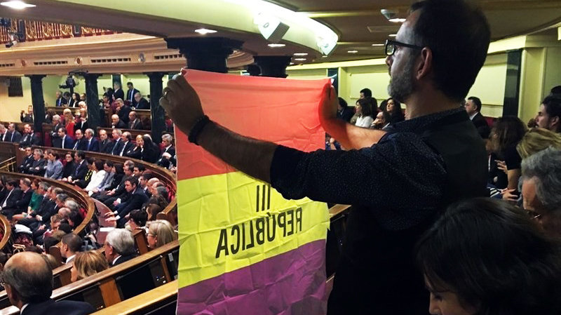 El senador de IU en Navarra, Iñaki Bernal, muestra la bandera republicana en el Congreso