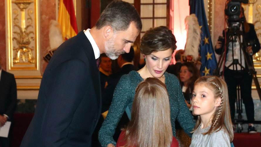 El Rey Felipe VI junto a la Reina Letizia y sus hijas, la Princesa de Asturias, Leonor, y la Infanta Sofía, han presidido la ceremonia de apertura de las Cortes en la XII Legislatura en el Congreso de los Diputados.EFE.