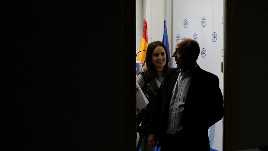Los senadores del PPN Cristina Sanz y José Cruz Pérez Lapazarán tras una rueda de prensa en la sede del partido en Pamplona. PABLO LASAOSA