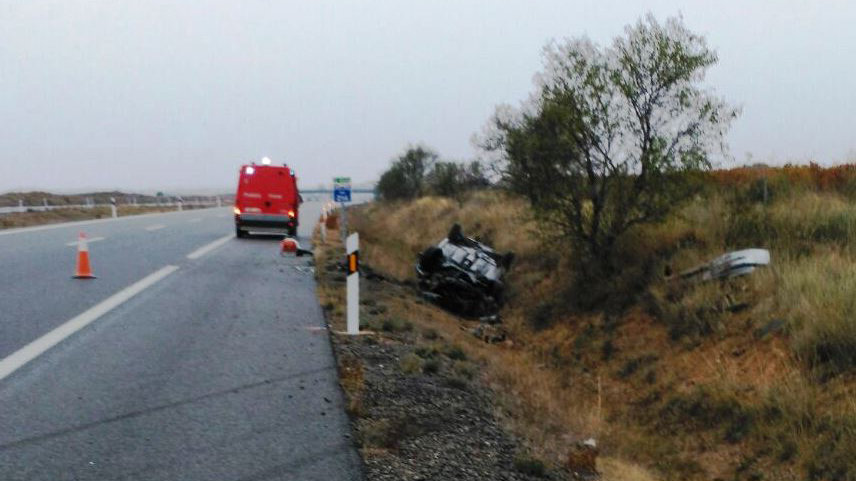 Accidente de coche en Murchante tras una salida de vía después de que el conductor se durmiera al volante. PF