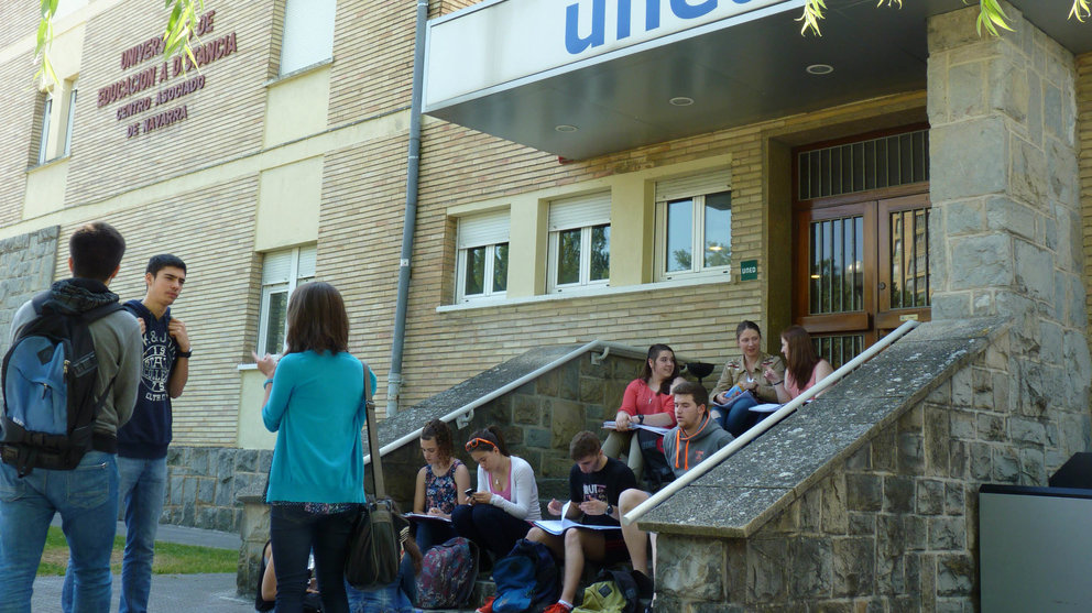 Estudiantes junto al centro de la UNED en Pamplona