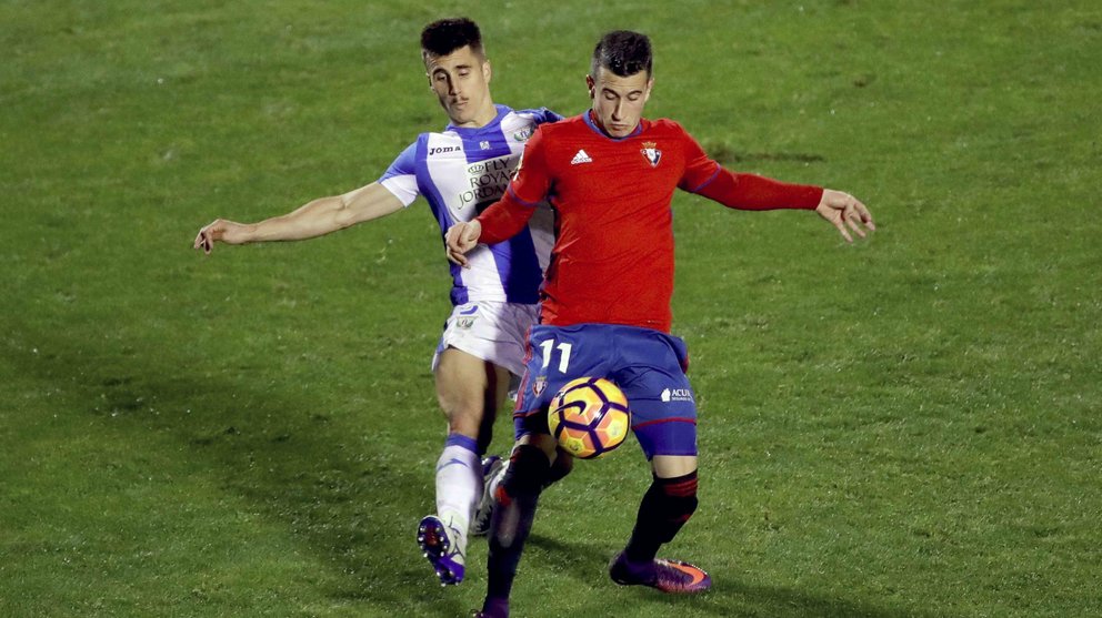 El delantero de Osasuna, Alejandro Berenguer, intenta controlar el balón ante el defensa del Leganés, Unai Bustinza en el estadio de Butarque. EFE / Juanjo Martín.