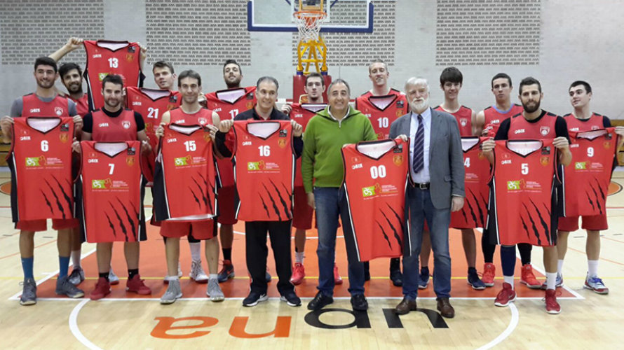 Los jugadores muestran las nuevas camisetas para este viernes. Web Navarra basket.