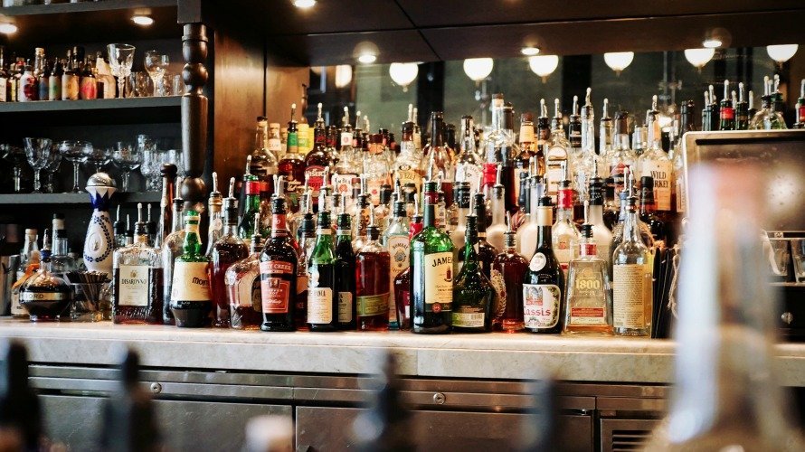 Botellas con bebidas alcohólicas en un bar hostelero. ARCHIVO