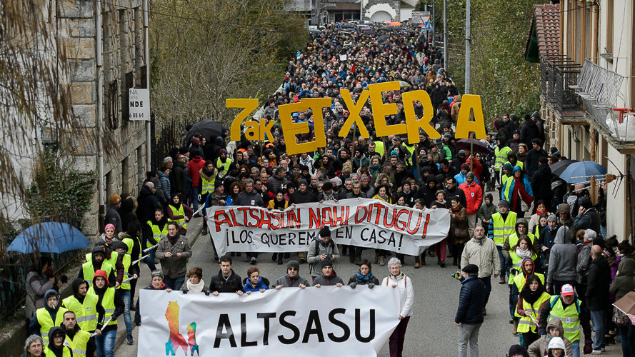 Miles de personas se manifiestan en Alsasua a favor del pueblo. PABLO LASAOSA09