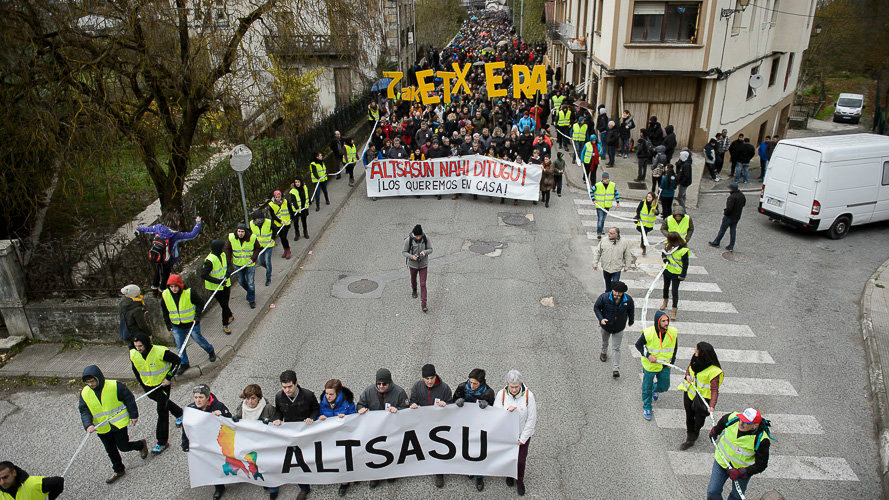 Miles de personas se manifiestan en Alsasua a favor del pueblo. PABLO LASAOSA10