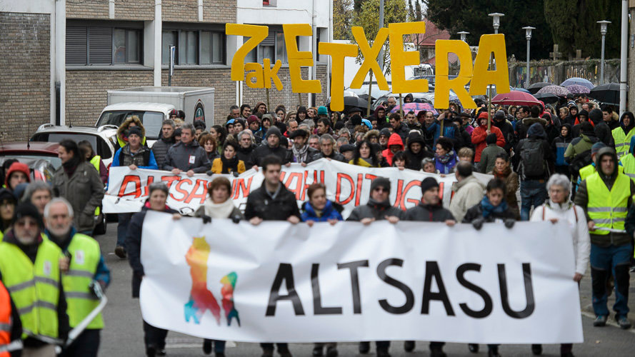Miles de personas se manifiestan en Alsasua a favor del pueblo. PABLO LASAOSA18
