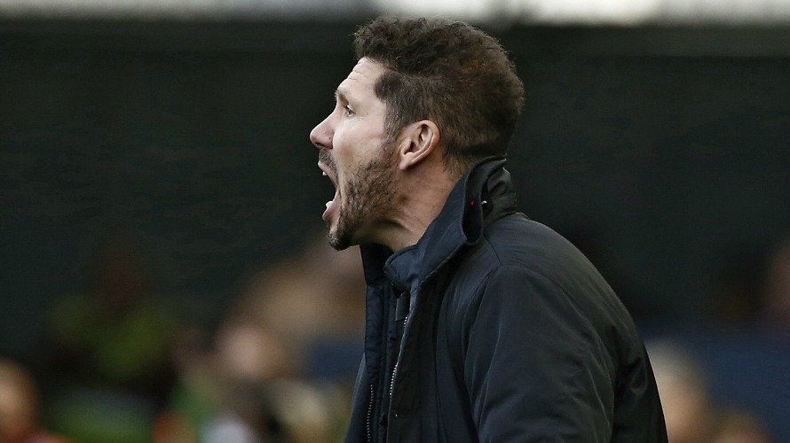 -El entrenador argentino del Atlético de Madrid Diego Simeone da instrucciones a su equipo durante el partido de la decimotercera jornada de Liga. EFEDiges