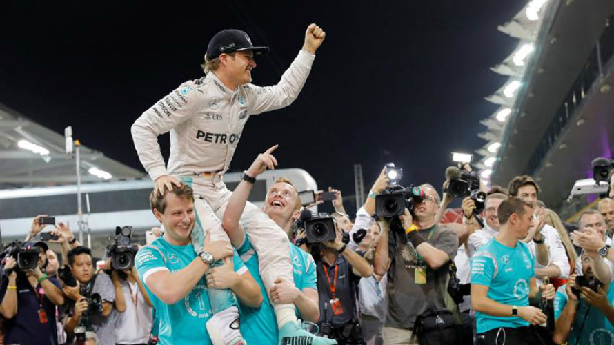 Nico Rosberg a hombros de sus ayudantes. Efe.