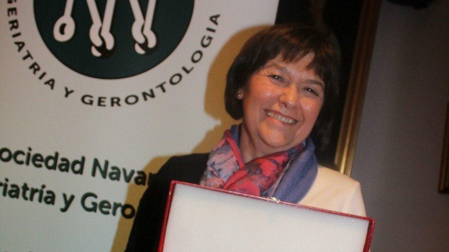 La Doctora Caballín homenajeada por los geriatras y gerontólogos navarros
